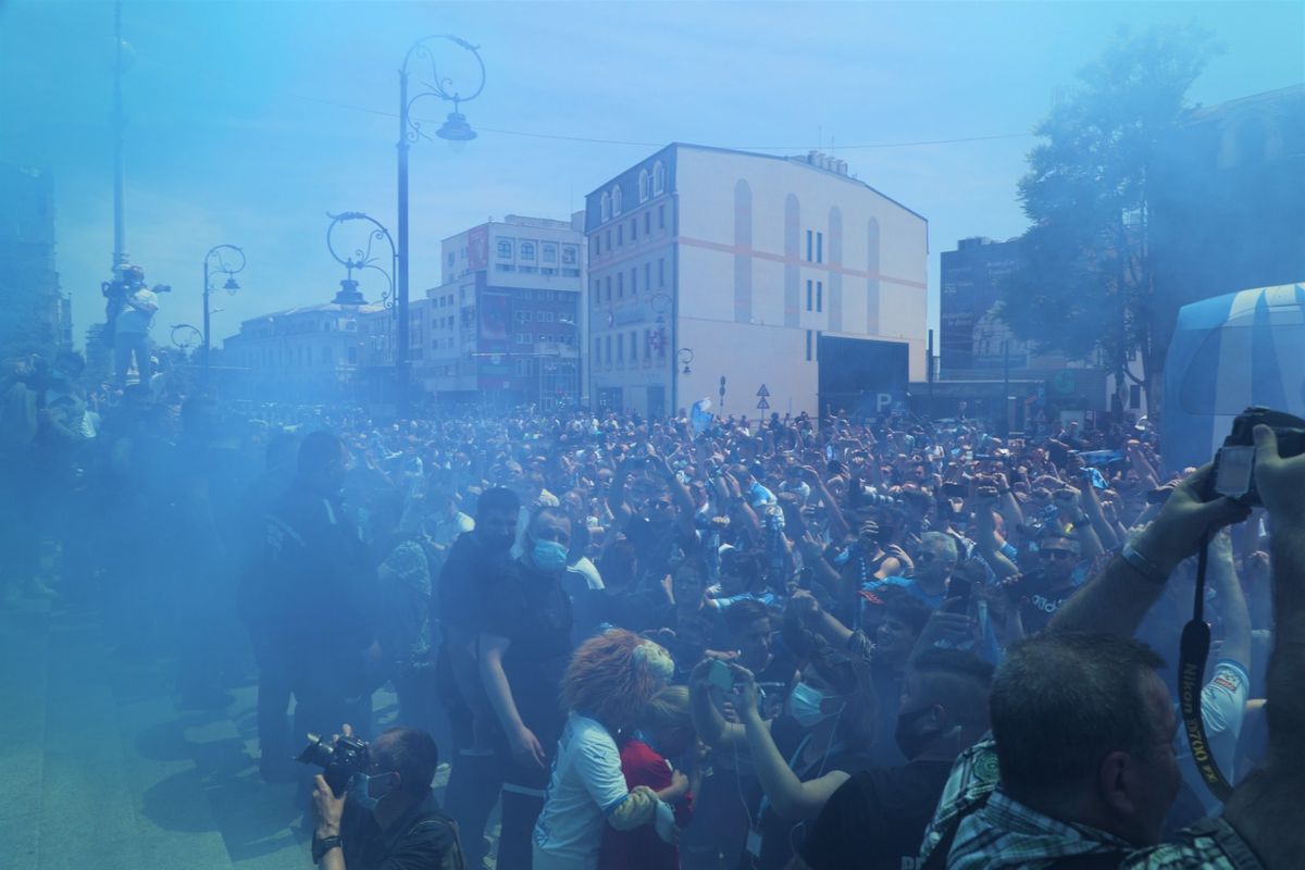 Fanii Craiovei s-au strâns în centru pentru a sărbători Cupa României! Show cu torțe făcut de olteni