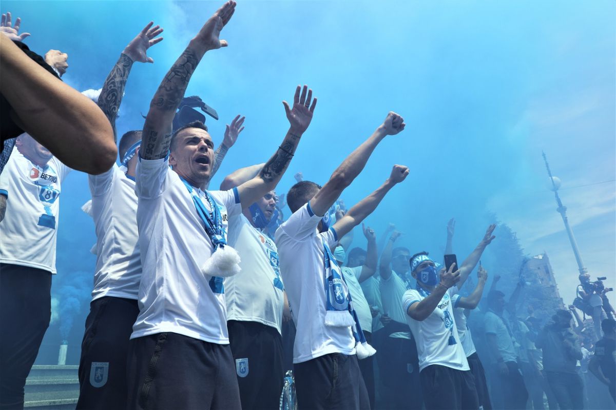 Fanii Craiovei s-au strâns în centru pentru a sărbători Cupa României! Show cu torțe făcut de olteni