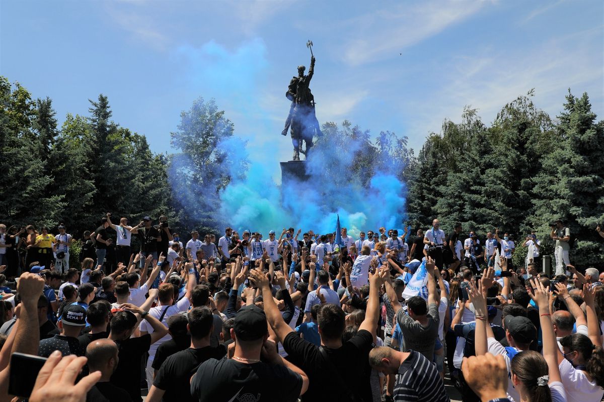Fanii Craiovei s-au strâns în centru pentru a sărbători Cupa României! Show cu torțe făcut de olteni