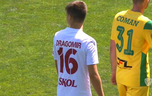 Fundașul dreapta Bogdan Dragomir (17 ani), nepotul lui Dumitru Dragomir, a debutat în Liga 2, la meciul dintre CS Mioveni și Rapid, scor 1-0. 

FOTO: Captură @Digi Sport