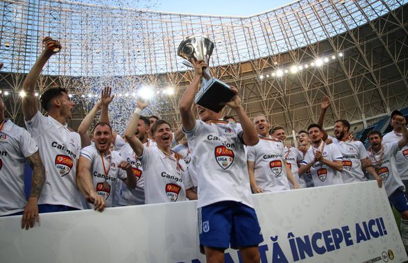 FC U Craiova 1948 a ridicat trofeul ligii secunde! Fanii, show în fața arenei „Ion Oblemenco”