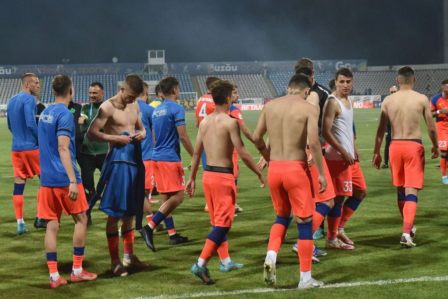 Ce nu s-a văzut la TV » Jucătorii de la FCSB, lăsați fără tricouri de Ghorghe Mustață