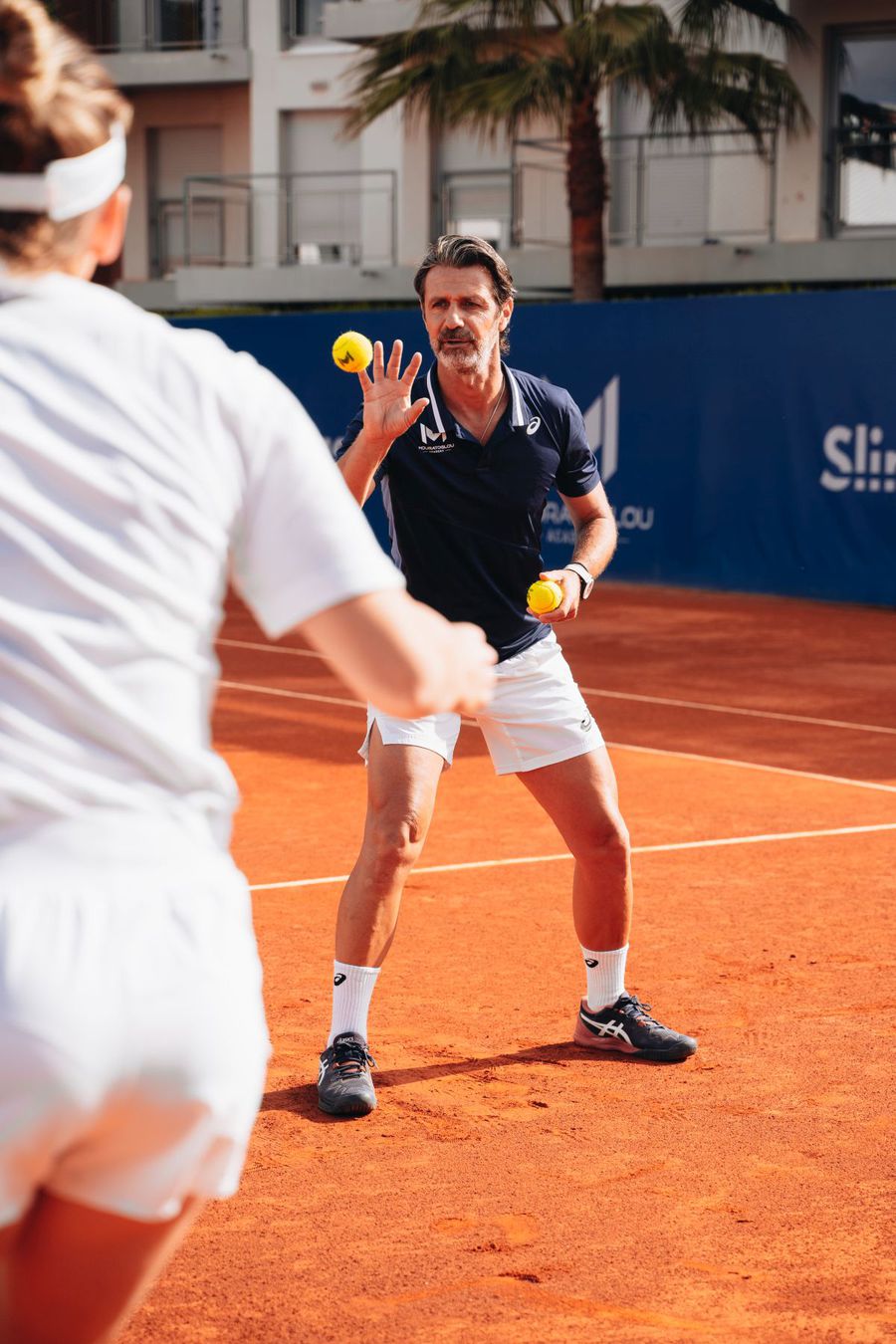 Patrick Mouratoglou în timpul unui antrenament alături de Simona Halep la Academiei FOTO Mouratoglou Academy Patrick Mouratoglou, interviu exclusiv pentru cititorii Gazetei: „Simona Halep se simte în siguranță cu mine. Vreau ce e mai bun pentru ea”