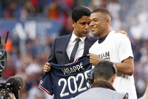 Kylian Mbappé, fericit, cu un qatarian și mai fericit: Al-Khelaifi, președintele lui PSG (foto: Imago)