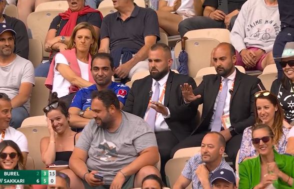 Moment nemaivăzut la Roland Garros! Culmea îndrăznelii: a întrerupt meciul Mariei Sakkari, dar bodyguarzii nu au putut să-l scoată de pe arenă