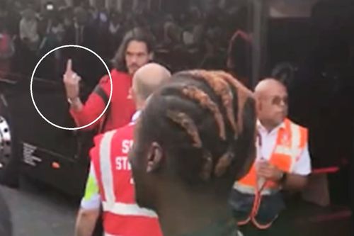 Edinson Cavani arată degetul mijlociu către fani