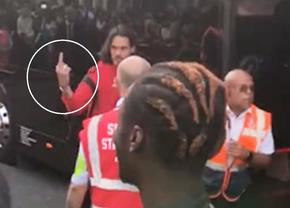 Despărțire cu scandal! Cavani le-a arătat degetul mijlociu fanilor după ultimul său meci pentru Manchester United