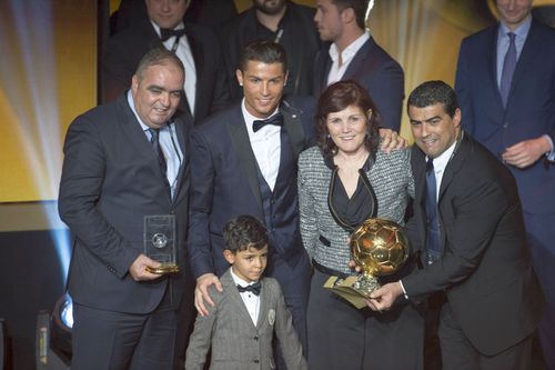 Hugo dos Santos Aveiro e în dreapta, cu mâinile pe trofeul Balonul de Aur // Foto: Imago