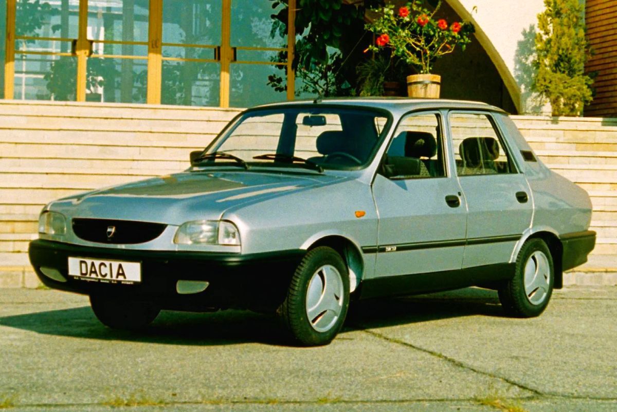 Decanul de vârstă al Ligii 1 joacă de pe vremea Daciei model „Zâmbetul lui Iliescu”! Cum arăta lumea când debuta Hoban