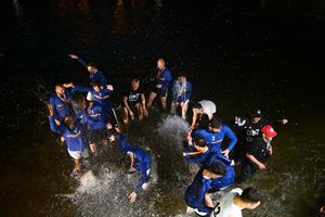 Cum au sărbătorit jucătorii celor de la U-BT Cluj-Napoca al patrulea titlu consecutiv? Cu tradiționala baie în Someș!