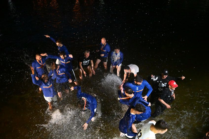 Apa rece nu i-a împiedicat pe baschetbaliștii de la U-BT să facă baie FOTO Raed Krishan