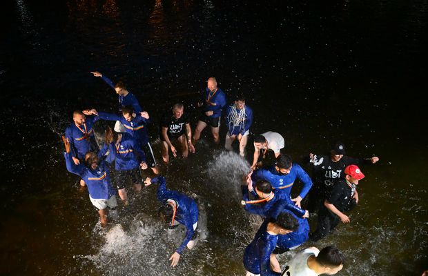 Cum au sărbătorit jucătorii celor de la U-BT Cluj-Napoca al patrulea titlu consecutiv? Cu tradiționala baie în Someș!