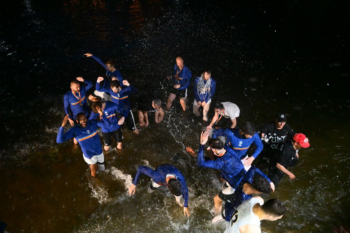 Cum au sărbătorit jucătorii celor de la U-BT Cluj-Napoca al patrulea titlu consecutiv? Cu tradiționala baie în Someș!