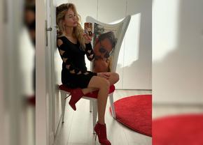 Acompaniat de superba sa soție româncă, fostul star francez a sosit în România. Face parte din lotul ce va înfrunta Generația de Aur în meciul de retragere