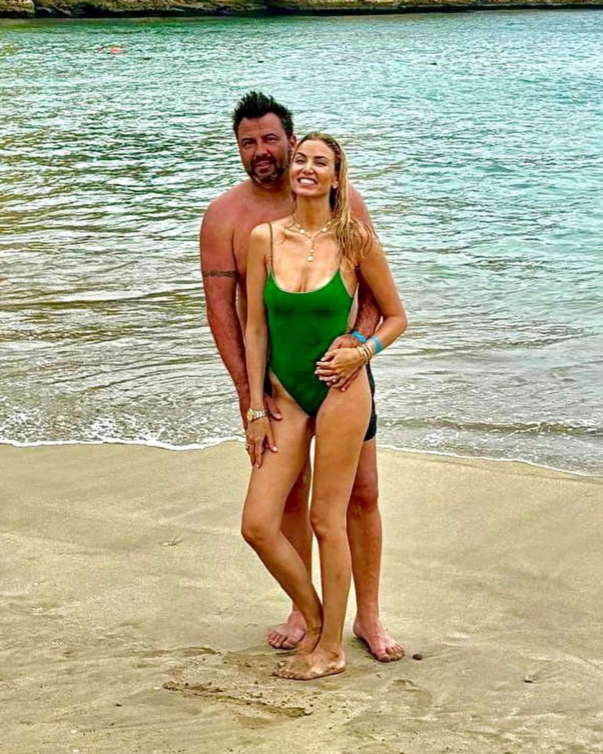 Acompaniat de superba sa soție româncă, fostul star francez a sosit în România. Face parte din lotul ce va înfrunta Generația de Aur în meciul de retragere