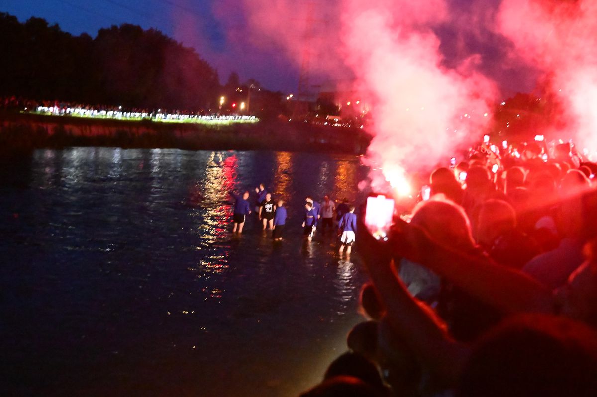 Baschetbaliștii de la U-BT Cluj-Napoca - baie în Someș