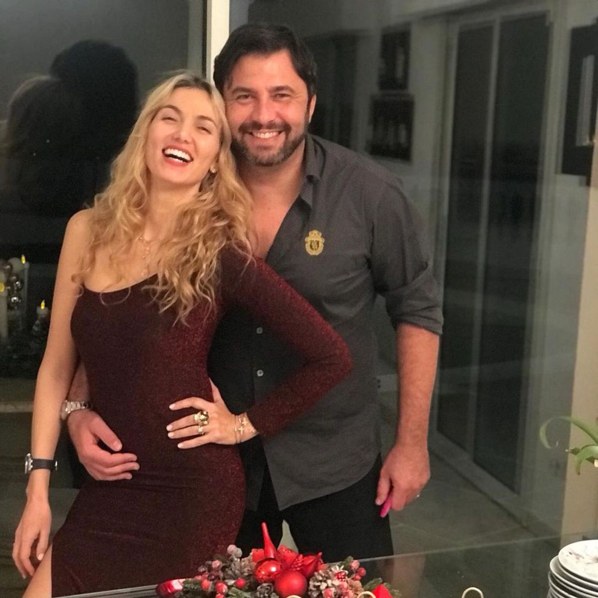 Acompaniat de superba sa soție româncă, fostul star francez a sosit în România. Face parte din lotul ce va înfrunta Generația de Aur în meciul de retragere