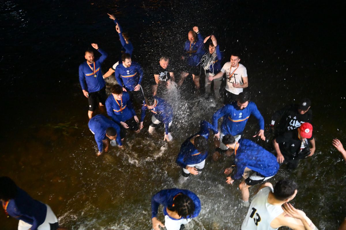 Cum au sărbătorit jucătorii celor de la U-BT Cluj-Napoca al patrulea titlu consecutiv? Cu tradiționala baie în Someș!
