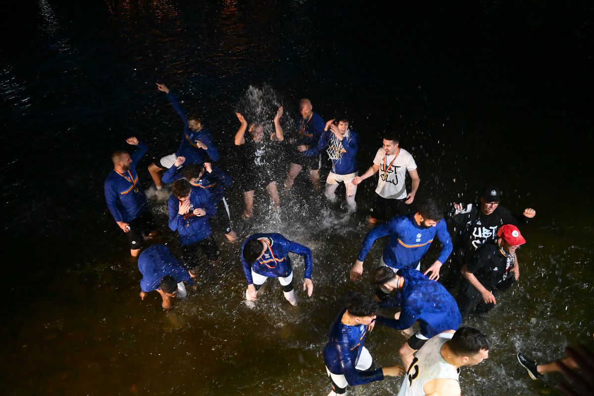 Cum au sărbătorit jucătorii celor de la U-BT Cluj-Napoca al patrulea titlu consecutiv? Cu tradiționala baie în Someș!