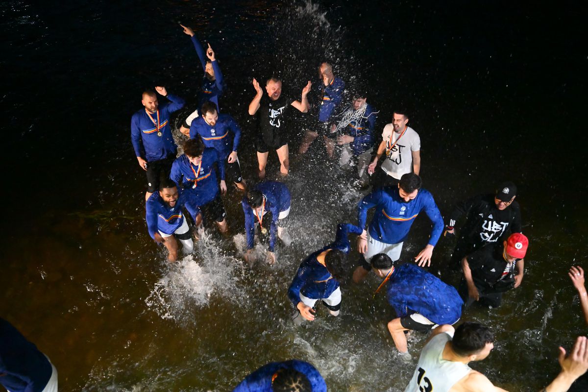 Cum au sărbătorit jucătorii celor de la U-BT Cluj-Napoca al patrulea titlu consecutiv? Cu tradiționala baie în Someș!