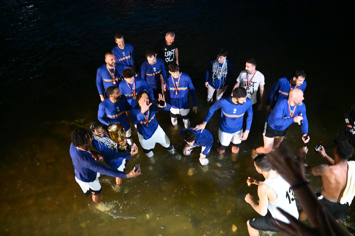 Baschetbaliștii de la U-BT Cluj-Napoca - baie în Someș