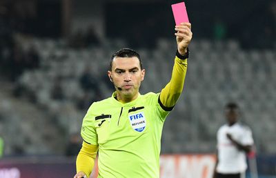 Este oficial! Se introduce cartonașul roz în fotbal » Va fi folosit în premieră la Copa America