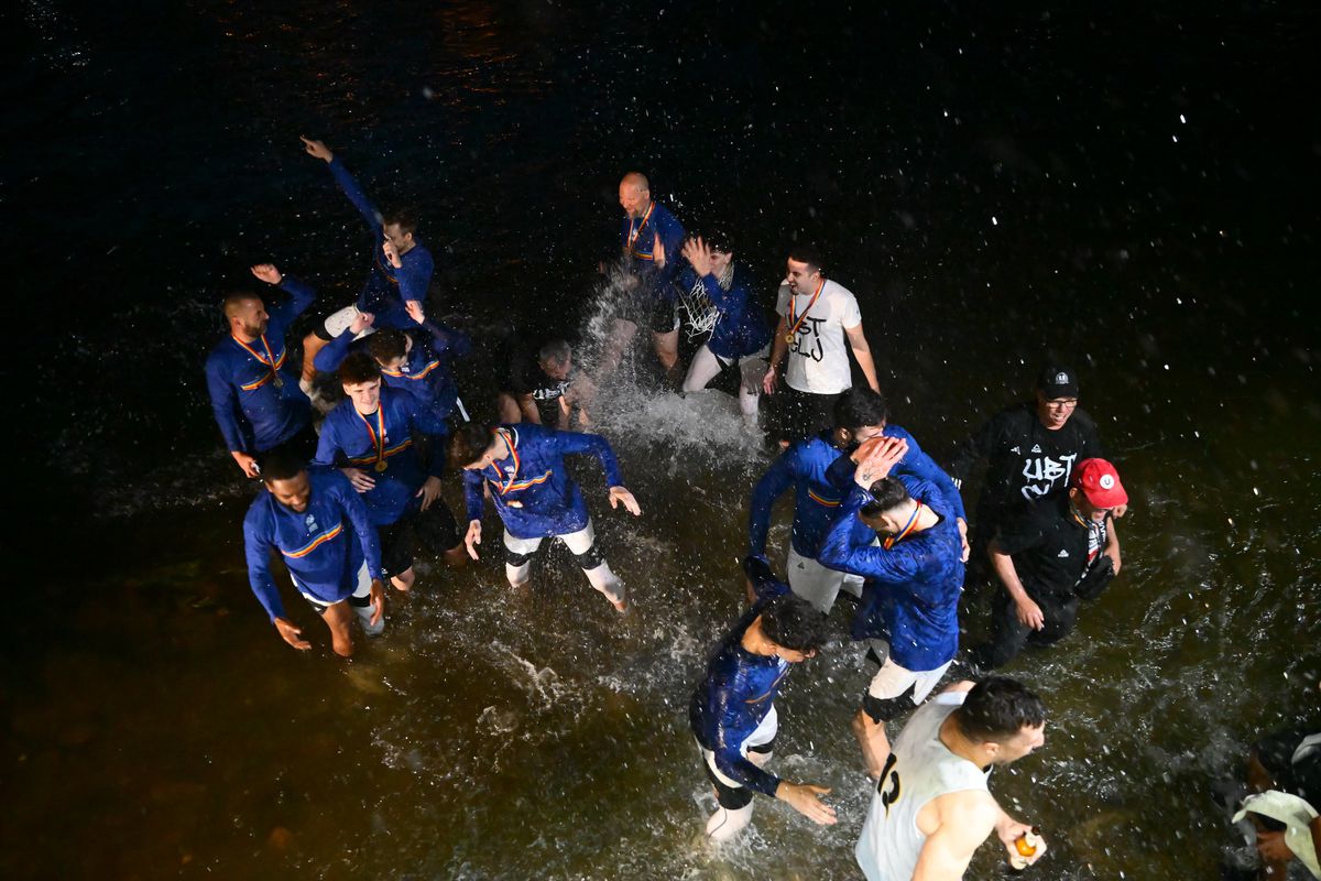 Cum au sărbătorit jucătorii celor de la U-BT Cluj-Napoca al patrulea titlu consecutiv? Cu tradiționala baie în Someș!