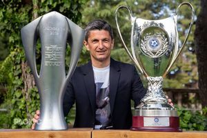 Secretele lui Răzvan Lucescu la al doilea lui titlu cu PAOK: de la sneakerșii albi la anxietate, de la delirul de pe străzi la visul cu un fotoliu, un șemineu și multe trofee