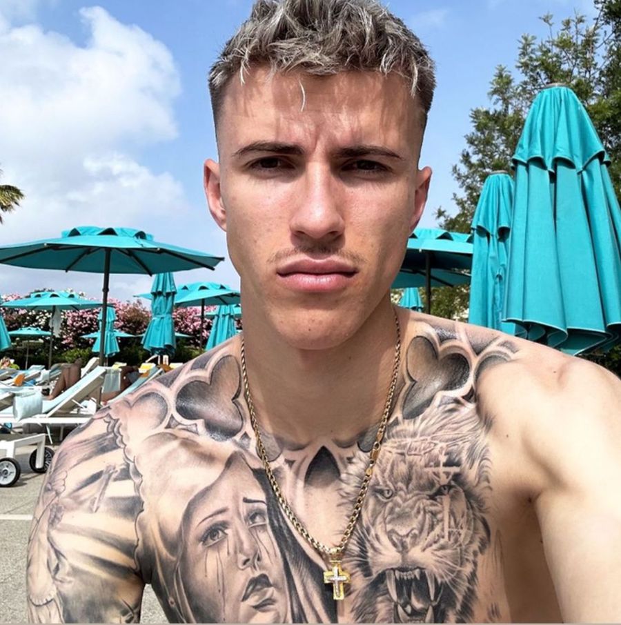 Tavi Popescu, apariție inedită în vacanță » Și-a acoperit corpul de tatuaje + Are un nou look