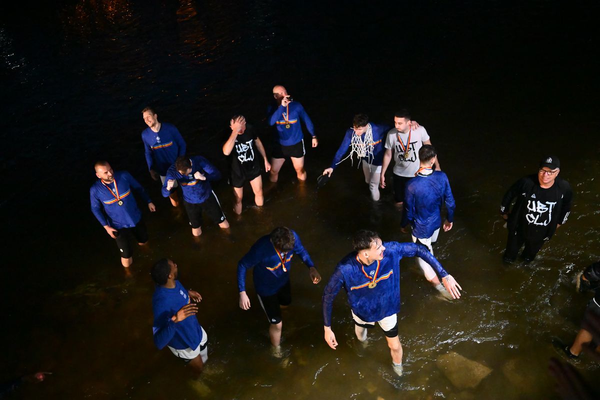 Cum au sărbătorit jucătorii celor de la U-BT Cluj-Napoca al patrulea titlu consecutiv? Cu tradiționala baie în Someș!