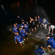 Baschetbaliștii de la U-BT Cluj au sărbătorit titlul cu o baie în Someș FOTO Raed Krishan