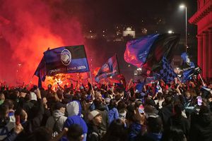 Nebunie pe străzile din Bergamo! Fanii lui Atalanta au sărbătorit pe tractoare primul trofeu după 61 ani