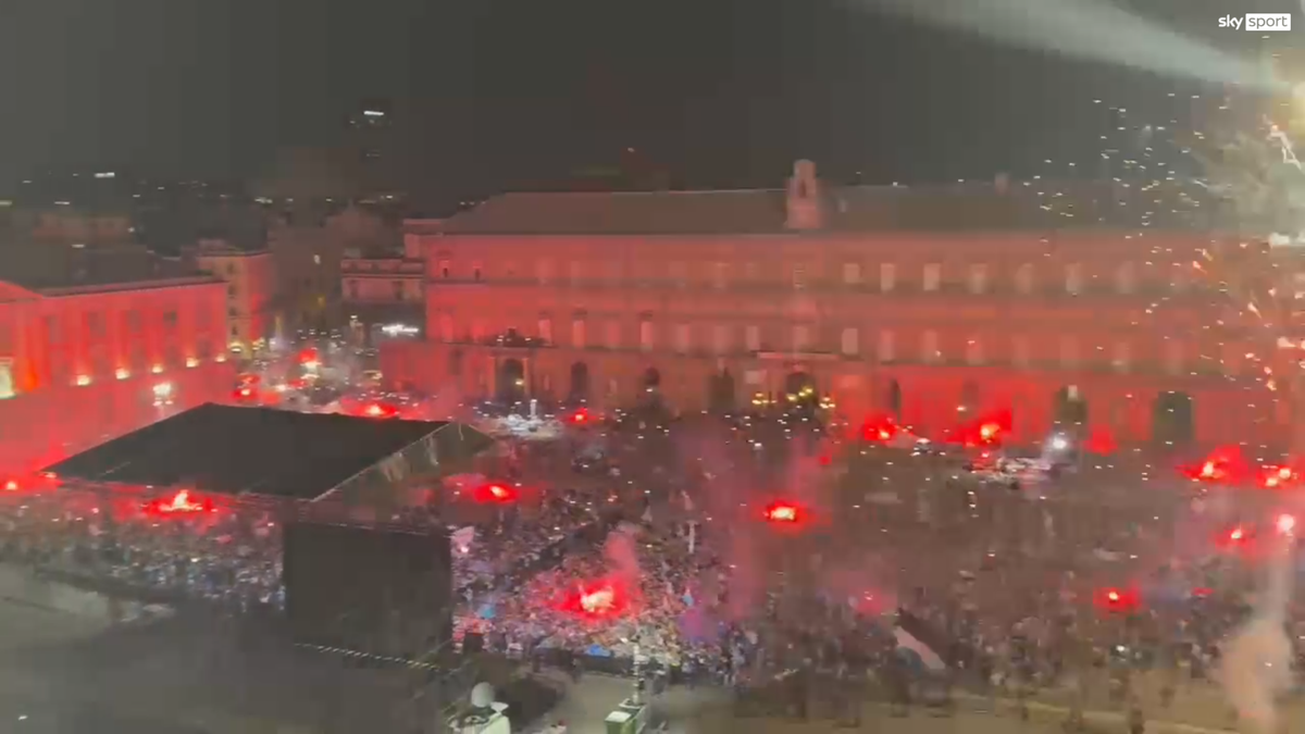 Imagini senzaționale de la Napoli » NEBUNIE în oraș în ziua în care clubul a luat al patrulea titlu din istorie