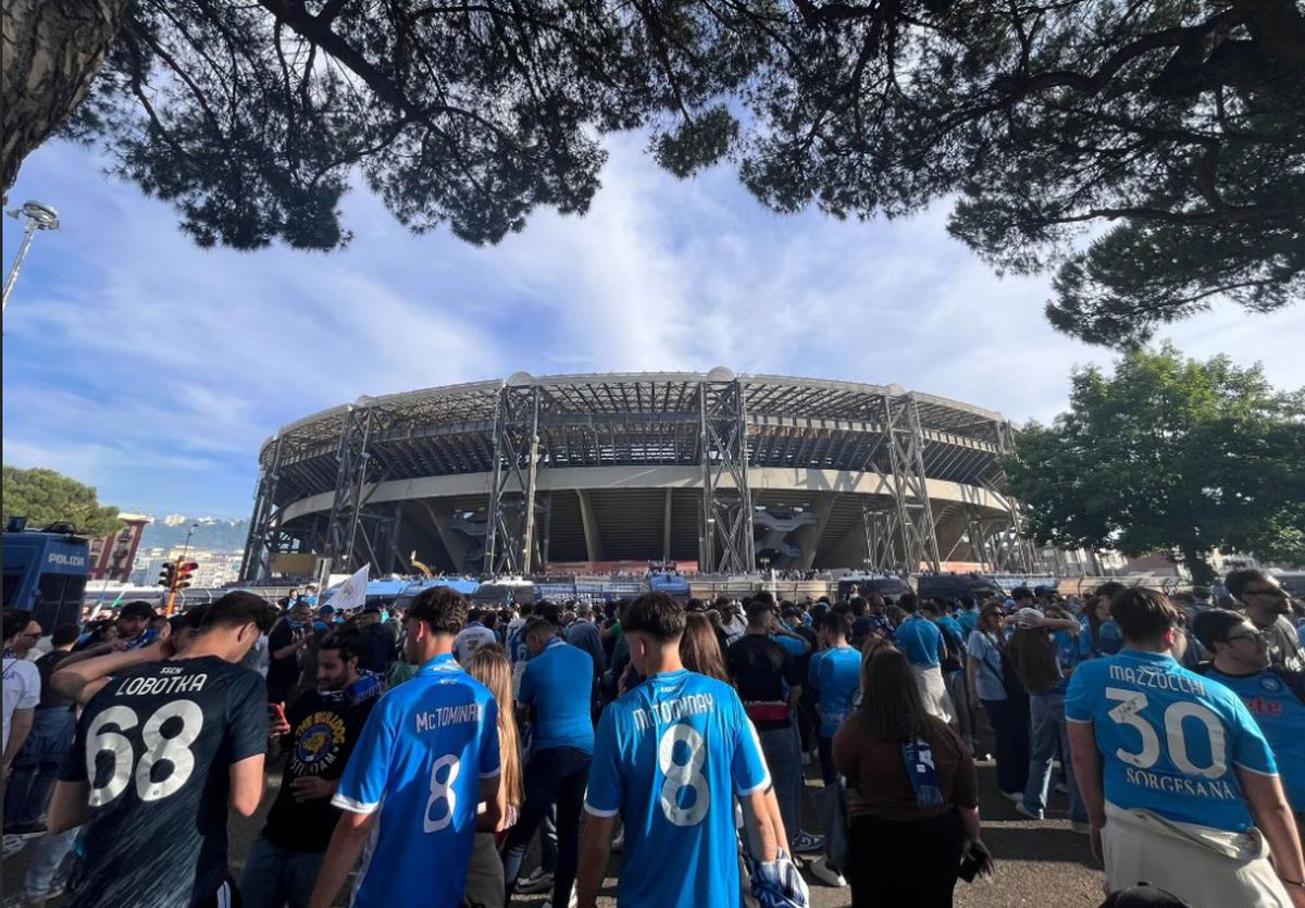 Imagini senzaționale de la Napoli » NEBUNIE în oraș în ziua în care clubul a luat al patrulea titlu din istorie