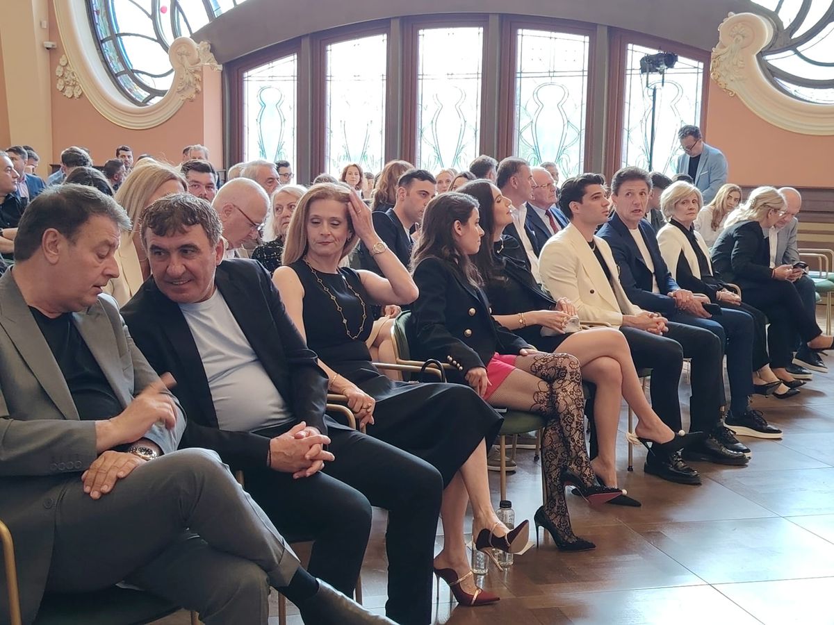 Gheorghe Hagi și-a lansat cartea autobiografică și la Constanța: „Am vrut să arăt că nimic nu este imposibil” » Soția lui Ianis a atras toate privirile