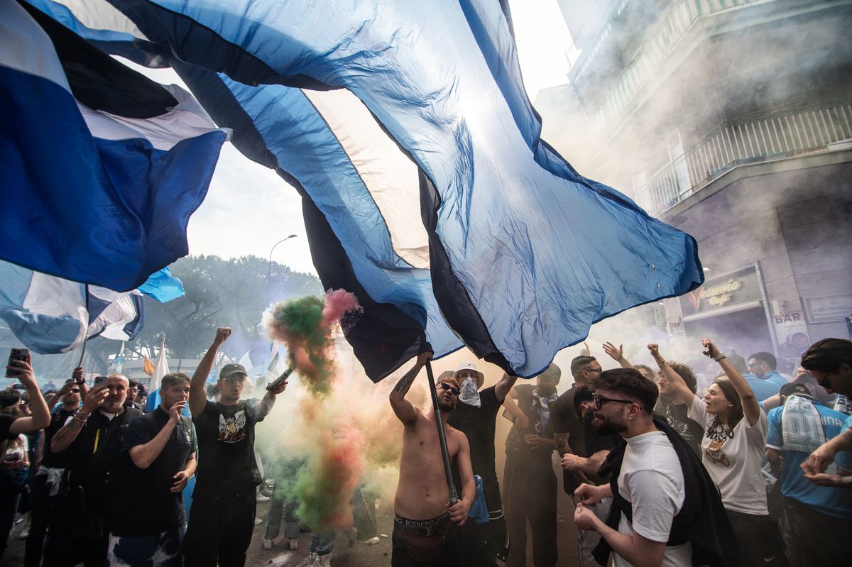 Imagini senzaționale de la Napoli » NEBUNIE în oraș în ziua în care clubul a luat al patrulea titlu din istorie