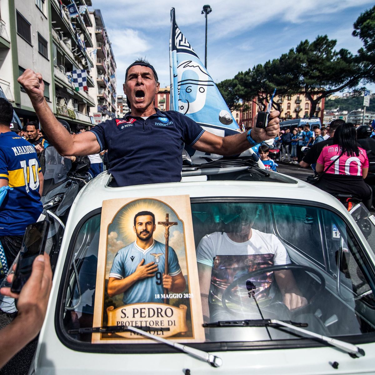 Imagini senzaționale de la Napoli » NEBUNIE în oraș în ziua în care clubul a luat al patrulea titlu din istorie