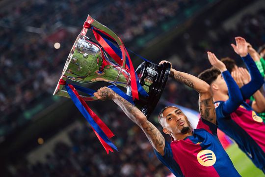 Raphinha, cu trofeul acordat campioanei Spaniei / Foto: Imago