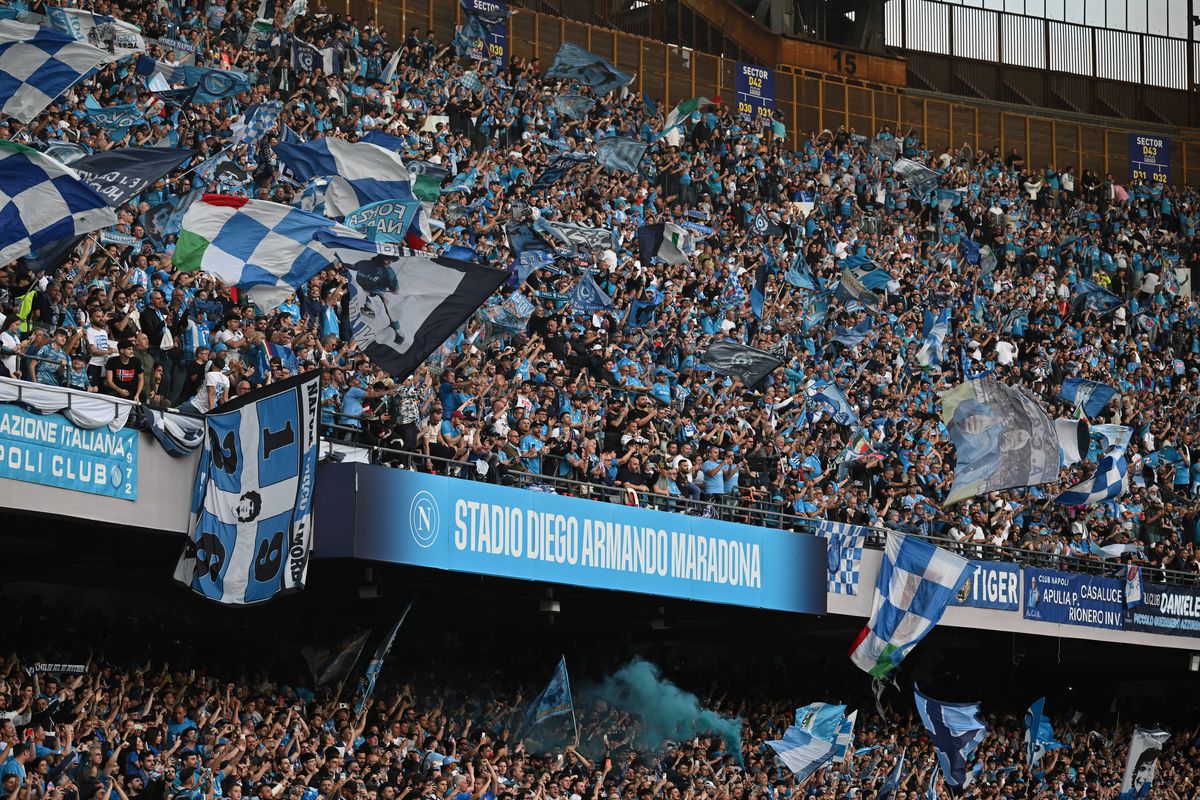 Imagini senzaționale de la Napoli » NEBUNIE în oraș în ziua în care clubul a luat al patrulea titlu din istorie