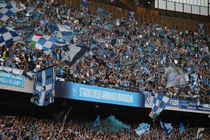 Imagini senzaționale de la Napoli » NEBUNIE în oraș în ziua în care clubul se apropie de al patrulea titlu din istorie