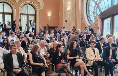 Gheorghe Hagi și-a lansat cartea autobiografică și la Constanța: „Am vrut să arăt că nimic nu este imposibil” » Soția lui Ianis a atras toate privirile