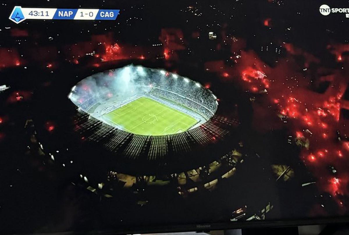 Imagini senzaționale de la Napoli » NEBUNIE în oraș în ziua în care clubul a luat al patrulea titlu din istorie