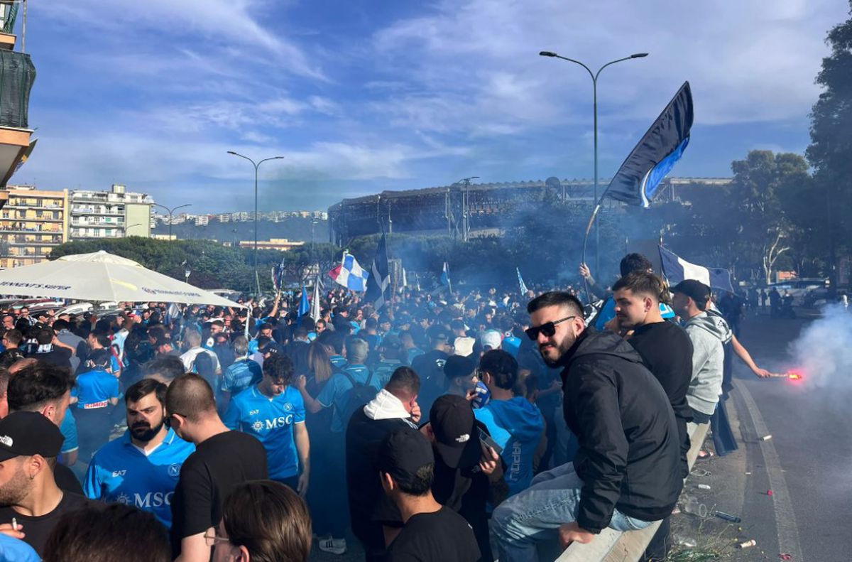 Imagini senzaționale de la Napoli » NEBUNIE în oraș în ziua în care clubul a luat al patrulea titlu din istorie