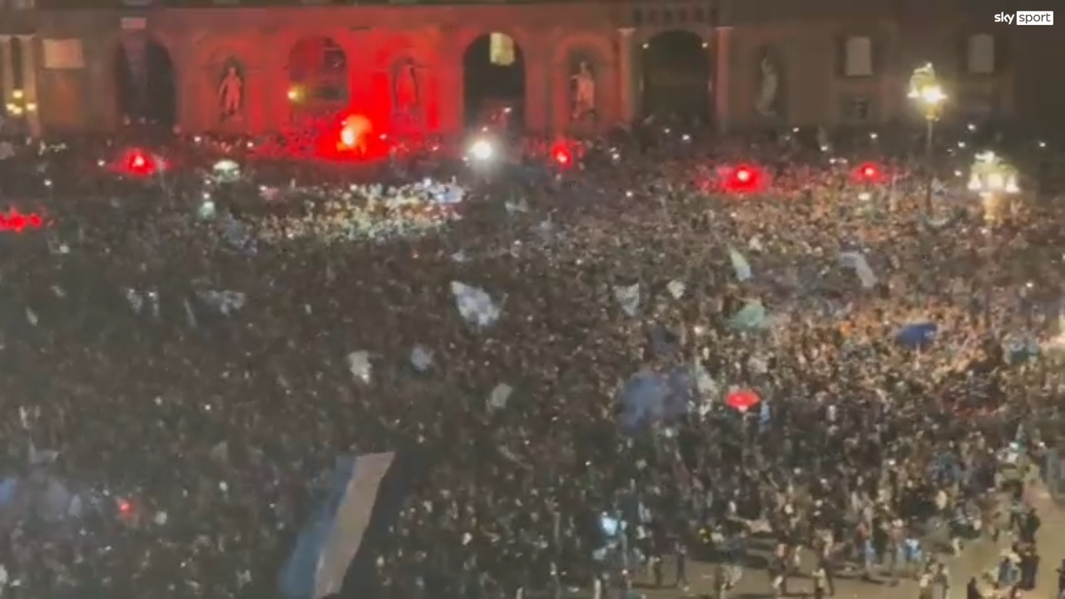 Imagini senzaționale de la Napoli » NEBUNIE în oraș în ziua în care clubul a luat al patrulea titlu din istorie