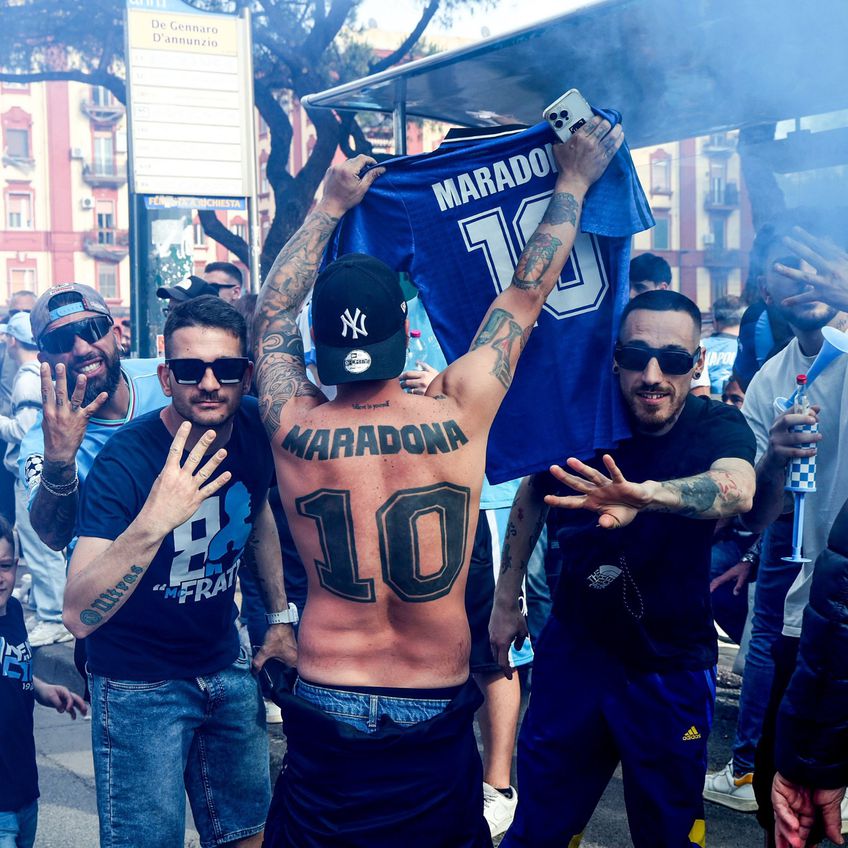 FOTO Imagini senzaționale de la Napoli » NEBUNIE în oraș în ziua în care clubul se apropie de al patrulea titlu din istorie