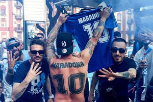 Imagini senzaționale de la Napoli » NEBUNIE în oraș în ziua în care clubul se apropie de al patrulea titlu din istorie