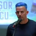 Nicușor Bancu a apărut cu părul albastru la ceremonia de la Primărie // Captură FOTO Facebook @Universitatea Craiova