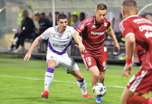 Marius Briceag în duel cu Răzvan Onea. Foto: sportpictures.eu