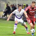 Marius Briceag în duel cu Răzvan Onea. Foto: sportpictures.eu