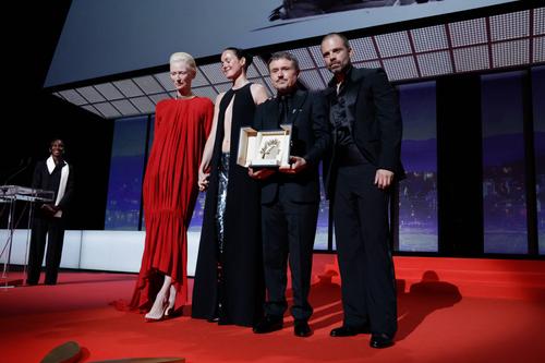 Regizorul român Cristian Mungiu, 58 de ani, a câștigat în această seară marele premiu Palme d'Or, la Cannes, cu filmul „Fjord”.